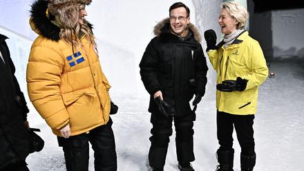 Kampf um die Subventionspolitik im Schnee von Davos: Schwedens Premierminister Ulf Kristersson, der die EU-Präsidentschaft innehat, und EU-Kommissionspräsidentin Ursula von der Leyen. Links daneben unter der Fellmütze Schwedens Energieministerin Ebba Busch.