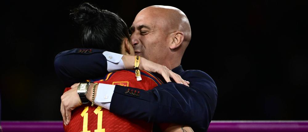 Der Präsident des spanischen Fußballverbandes RFEF Luis Rubiales küsst Jenni Hermoso, nachdem Spanien das letzte Fußballspiel der FIFA Frauen-Weltmeisterschaft 2023 zwischen Spanien und England im Stadion Australien in Sydney, Australien gewonnen hat.