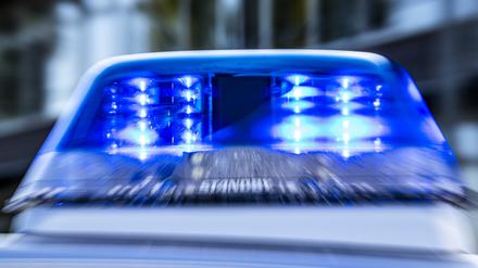 ILLUSTRATION - 28.09.2021, Nordrhein-Westfalen, Gütersloh: Das Blaulicht an einem Polizeiwagen ist eingeschaltet. (zu dpa: «Vier Verletzte bei Frontalzusammenstoß im Landkreis Sigmaringen») Foto: David Inderlied/dpa +++ dpa-Bildfunk +++