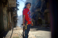 Mitten drin: Kinder und Jugendliche sind Opfer des Krieges - auf vielfältige Art und Weise. das Bild zeigt einen Jungen in Aleppo im April 2013. Foto: AFP