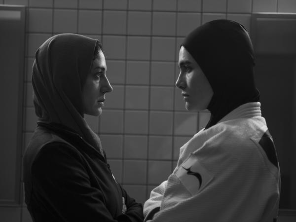 Szene aus der iranisch-israelischen Produktion „Tatami“, mit Zar Amir Ebrahimi (l.) und Arienne Mandi.