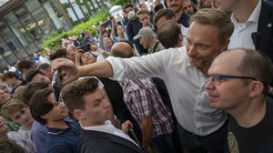 Christian Lindner (FDP), Bundesminister der Finanzen, macht im August 2022 mit einem Bürger ein Selfie.