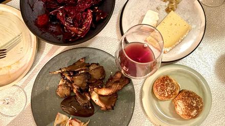 Alles auf den Tisch: Teller zum Teilen umringen Naturwein.