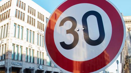 Ein Verkehrsschild zur Geschwindigkeitsbegrenzung auf Tempo 30 mit dem Zusatz «Luftreinhaltung» steht an der Potsdamer Straße.