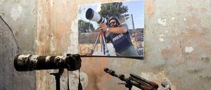 Ein Foto des im Libanon getöteten Journalisten Issam Abdallah und seine Ausrüstung.