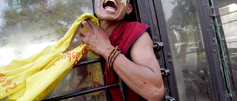 Tibetischer Demonstrant nach seiner Festnahme