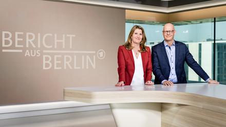 Zwei und ein „Bericht aus Berlin“: Tina Hassel und Matthias Deiß.