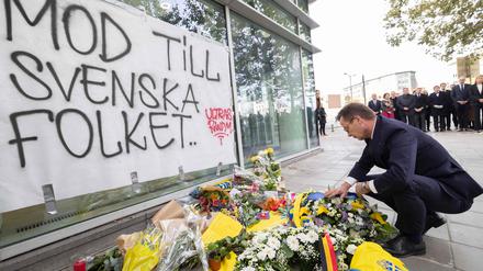 Der schwedische Ministerpräsident Ulf Kristersson legt während einer Gedenkfeier für die Opfer des Terroranschlags, bei dem zwei schwedische Staatsangehörige getötet wurden. 