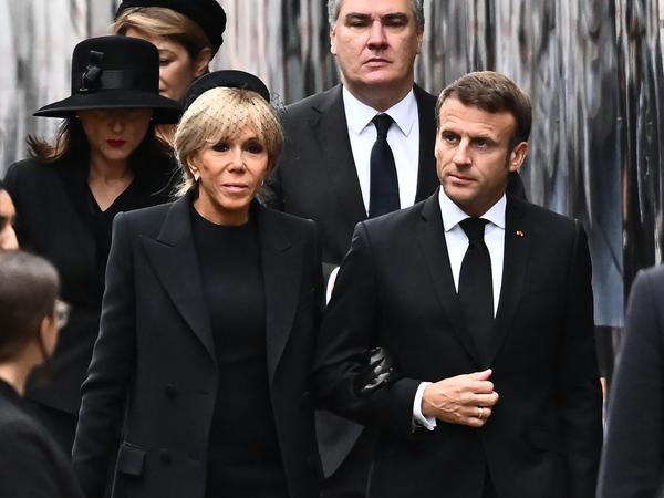 Frankreichs Präsident Emmanuel Macron (r.) und seine Frau Brigitte Macron.