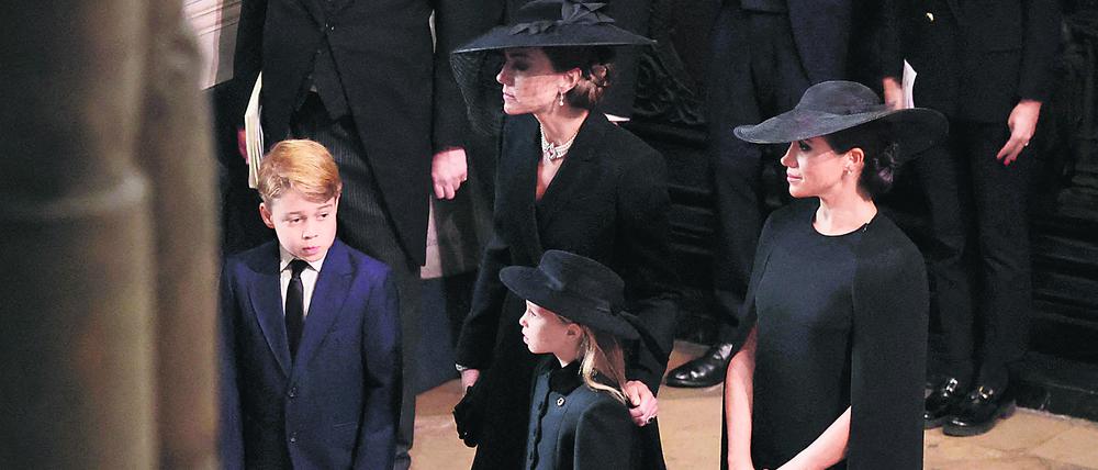 TOPSHOT - (From L) Britain's Prince George of Wales, Britain's Katharine, Duchess of Kent, Britain's Princess Charlotte of Wales and Meghan, Duchess of Sussex attend the state funeral and burial of Britain's Queen Elizabeth, at Westminster Abbey in London, Britain, September 19, 2022. (Photo by PHIL NOBLE / POOL / AFP)