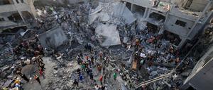 Ist Israels Angriff auf das Flüchtlingslager Deir Balah im Gazastreifen ein Kriegsverbrechen oder eine militärische Notwendigkeit?