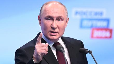 Der russische Präsident und Präsidentschaftskandidat Wladimir Putin trifft sich am 18. März 2024 mit den Medien in seiner Wahlkampfzentrale in Moskau.