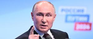 Der russische Präsident und Präsidentschaftskandidat Wladimir Putin trifft sich am 18. März 2024 mit den Medien in seiner Wahlkampfzentrale in Moskau.
