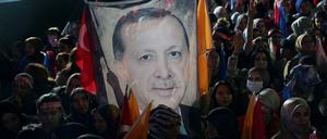 Anhänger von Präsident Erdogan versammeln sich vor dem Hauptquartier der Regierungspartei AKP. 