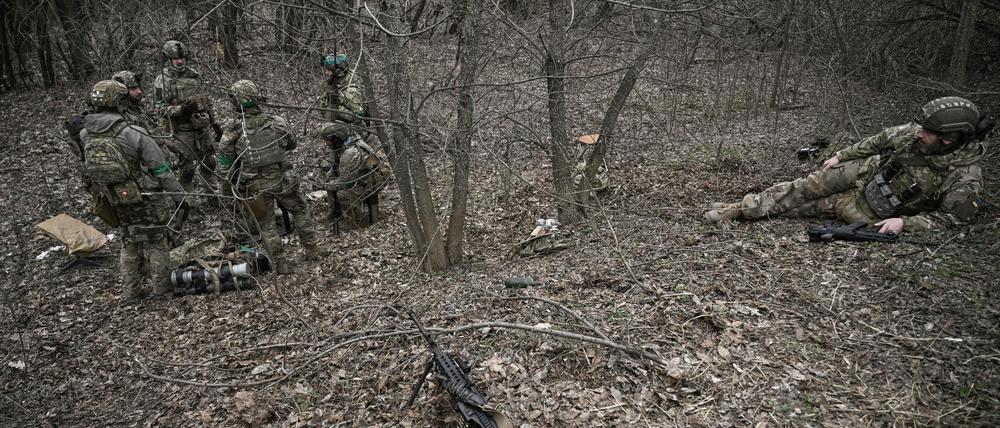 Ukrainische Soldaten in der Nähe von Bachmut.