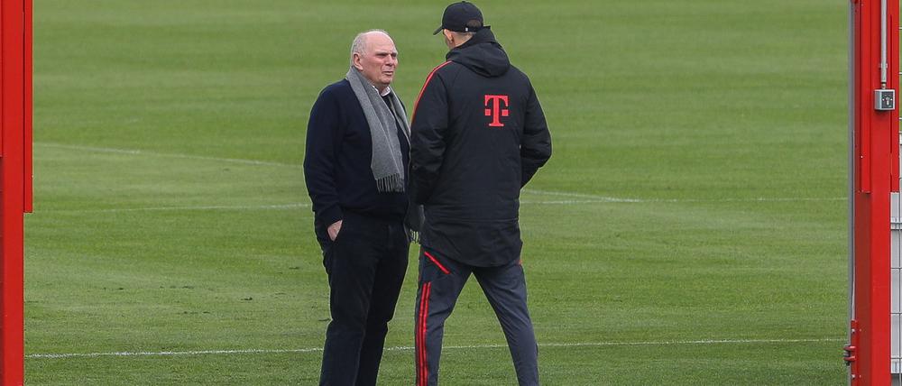 Bayerns Ehrenpräsident Uli Hoeneß (l.) und und Trainer Thomas Tuchel