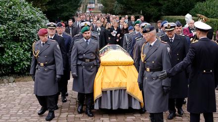 Soldaten begleiten nach dem Gottesdienst bei der Trauerfeier für Wolfgang Schäuble den Sarg auf dem Weg zum Friedhof in Offenburg.