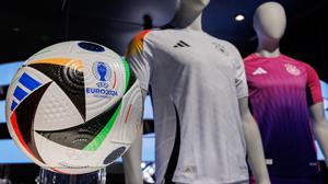 Die offiziellen Trikots der deutschen Fußball-Nationalmannschaft für die kommende Fußball-Europameisterschaft 2024 (Symbolbild).