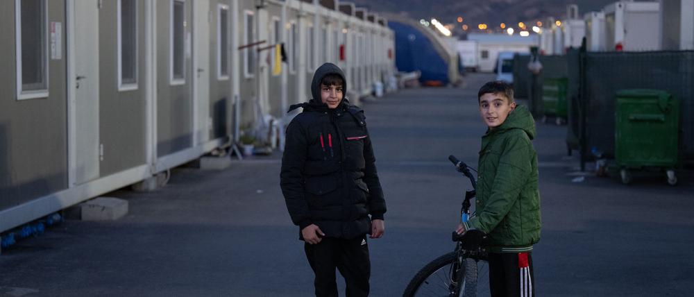 Zwei Jungen spielen zwischen Wohncontainern bei Kahramanmaras, in denen sie mit Familie nach dem Erdbeben untergekommen sind. Ein Jahr nach dem fatalen Erdbeben sind noch immer fast 700.000 Überlebende in hunderten Containerdörfern untergebracht. 
