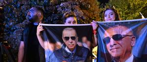 Erdogan-Anhängerinnen feiern in Istanbul.