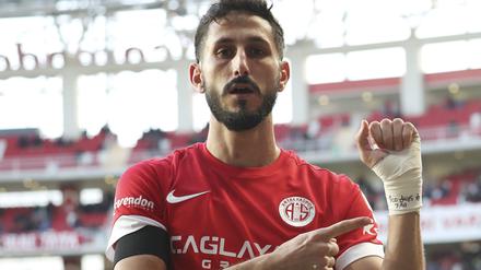 Sagiv Jehezkel von Antalyaspor zeigt nach einem Tor auf seinen bandagierten Arm.