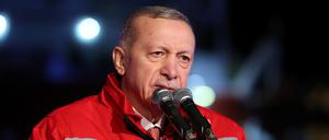Wenige Wochen vor der Präsidentenwahl in der Türkei hat Amtsinhaber Recep Tayyip Erdogan kostenlose Erdgaslieferungen für die Bevölkerung angekündigt. 