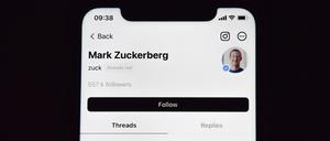 Der Threads-Account von Meta-Chef Zuckerberg ist auf dem Display eines Smartphones angezeigt.
