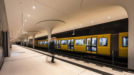 U-Bahn-Fahrgäste in Berlin müssen noch jahrelang auf gutes Mobilfunknetz in den Zügen warten. Auch bei der S-Bahn gibt es Probleme mit dem Ausbau.
