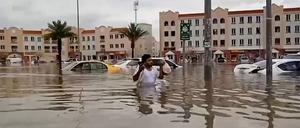 Die Aufnahmen von Überschwemmungen in Dubai schockieren: Flughafen, Autobahnen, Einkaufszentren – alles unter Wasser. 