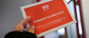 Ein Stimmzettelumschlag wird bei der Übergabe der Wahlbriefe zur SPD-Mitgliederbefragung an die Deutsche Post in die Kamera gehalten (gestellte Szene). 