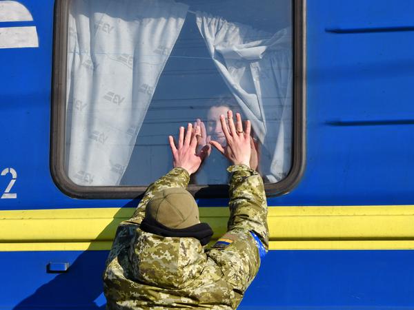 Millionen Ukrainer haben ihre Heimat aufgrund des russischen Angriffskriegs verlassen müssen. Hauptsächlich sind es Frauen, Kinder und ältere Menschen.