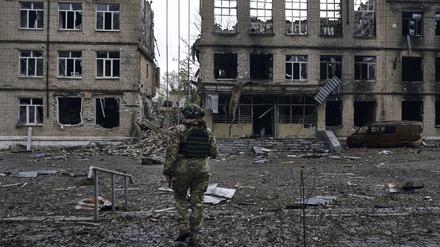 Ein ukrainischer Soldat geht an dem Schauplatz schwerer Kämpfe mit russischen Truppen in der Region Donezk. (Archivbild vom 25.4.2023)