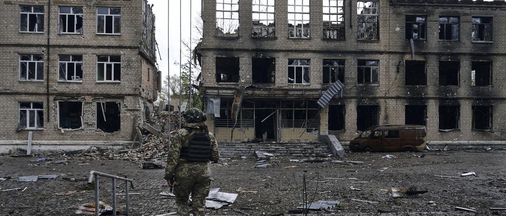 Ein ukrainischer Soldat geht an dem Schauplatz schwerer Kämpfe mit russischen Truppen in der Region Donezk. (Archivbild vom 25.4.2023)