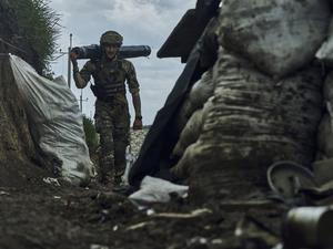Ein ukrainischer Soldat in einem Graben an der Front bei Bachmut (Archivbild vom 22. Mai 2023).
