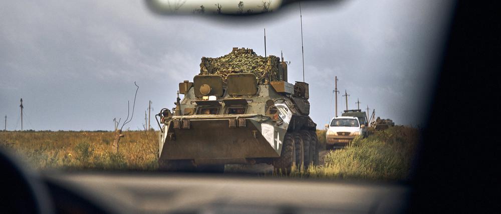 Ukrainische Militärfahrzeuge fahren auf einer Landstraße in dem befreiten Gebiet in der Region Charkiw.
