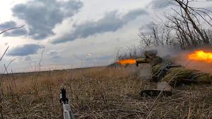 Ein Soldat der russischen Armee feuert ein Fagot-Panzerabwehrraketensystem auf eine ukrainische Stellung.