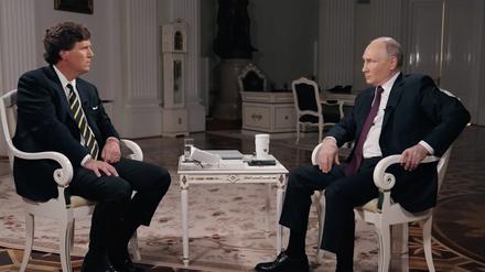 Der rechte US-Talkmaster Tucker Carlson (l) führt ein Interview mit Wladimir Putin, Präsident der Ukraine. 