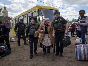 Rettungskräfte helfen der 88-Jährigen Liudmila Kalashnik bei der Evakuierung von Wowtschansk nahe Charkiw.