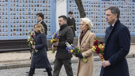 Auf diesem Foto, das vom Pressebüro des ukrainischen Präsidenten zur Verfügung gestellt wurde nehmen Alexander De Croo (r-l), Ministerpräsident von Belgien, Ursula von der Leyen, Präsidentin der EU-Kommission, Wolodymyr Selenskyj, Präsident der Ukraine, Giorgia Meloni, Ministerpräsidentin von Italien und Justin Trudeau, Premierminister von Kanada, während einer Zeremonie am zweiten Jahrestag der russischen Invasion an einer Blumenniederlegung an der Gedenkmauer zur Ehrung der getöteten ukrainischen Soldaten teil. 