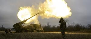ARCHIV - 26.12.2022, Ukraine, Awdijiwka: Ukrainische Soldaten feuern eine französische Panzerhaubitze vom Typ Caesar auf russische Stellungen. (zu dpa: «Ukraine kann auf neue Munition hoffen - Die Nacht im Überblick») Foto: Libkos/AP/dpa +++ dpa-Bildfunk +++