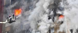 Ukrainische Rettungskräfte löschen einen Brand in einem Wohnhaus in Kiew nach einem russischen Raketenangriff.
