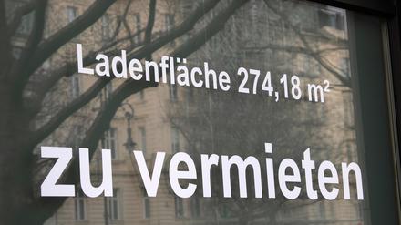 „Ladenfläche zu vermieten“, steht auf einem Plakat an einem Fenster eines geschlossenen Geschäftes am Kurfürstendamm. Die Zahl der Unternehmensinsolvenzen in Berlin ist im vergangenen Jahr um fast ein Drittel gestiegen.