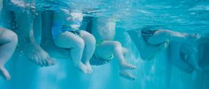 Unterwasseraufnahme - Babies beim Schwimmunterricht Underwater photography - babies at swimming lessons BLWS502222 Copyright: xblickwinkel/McPHOTO/M.xBegsteigerx