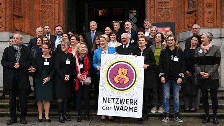 Berlins Regierende Bürgermeisterin Franziska Giffey (SPD), und Katja Kipping (Die Linke), Sozialsenatorin, posieren Anfang November 2022 mit den Unterzeichnern der Vereinbarung Charta der Wärme. 