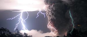 Der grüne Blitz wurde von Carlos Gutierrez während des Ausbruchs des Chaitén in Chile 2008 aufgenommen. Das Phänomen ist gar nicht so ungewöhnlich, wie manche denken.