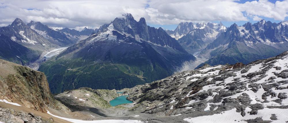 Das Eis auf dem Belvedere-Gletscher in Italien schmilzt. Im Hintergrund ragt das Mont-Blanc-Massiv auf.