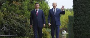 Joe Biden, Präsident der USA, und Xi Jinping, Staatschef von China, spazieren am Rande des Gipfels der Asiatisch-Pazifischen Wirtschaftsgemeinschaft (Apec) durch die Gärten des Filoli Estate. 