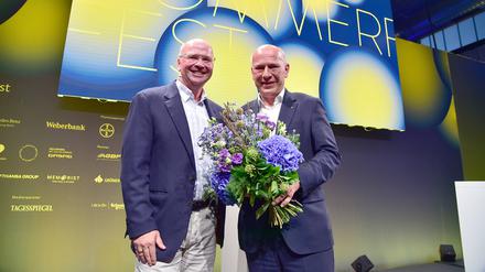 Aufbruchstimmung beim Sommerfest. VBKI-Präsident Markus Voigt gratuliert dem Regierenden Bürgermeister und Geburtstagskind, Kai Wegner.