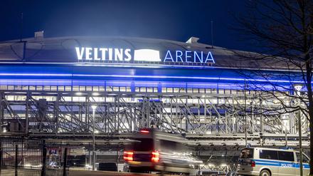 Die Veltins Arena auf Schalke bei Dunkelheit. 