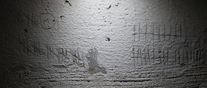 Blick auf Ziffern, die zur Zeitmessung von Häftlingen in die Wand eines Kellers in einem Gebäude geritzt wurden, das nach Angaben eines Staatsanwalts für Kriegsverbrechen von russischen Streitkräften als Folterstätte genutzt wurde. 